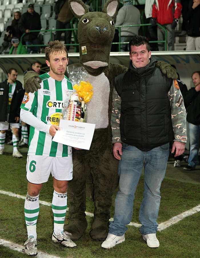 Muž zápasu Jan Štohanzl s patronem utkání, zástupcem firmy Eurotyres.