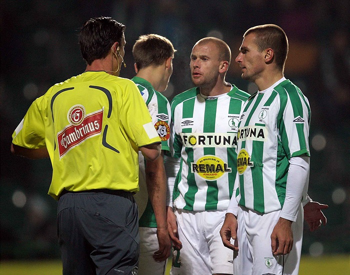 Diskuse hráčů se sudím Fraňkem.