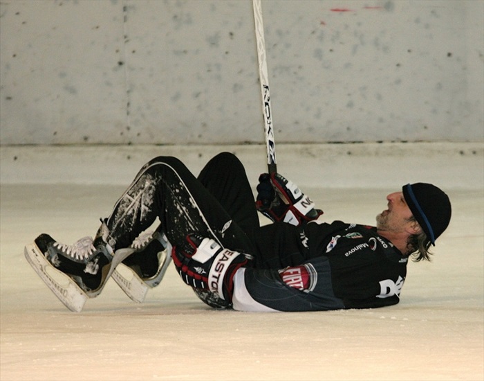 Asistent Pavel Medynský na ledě.