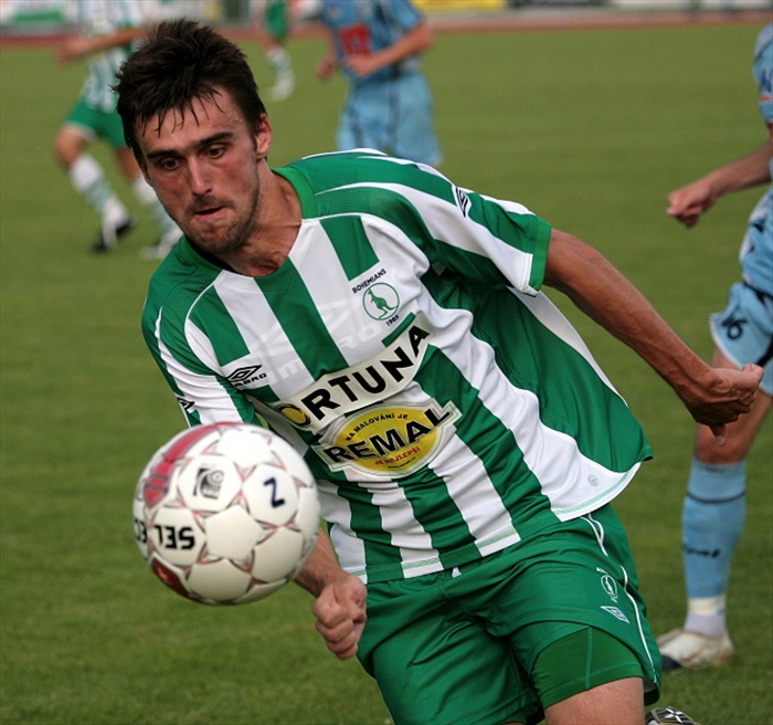 Bálek se dere za míčem.