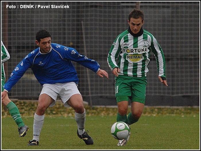 Augustín běží směrem k bráně soupeře