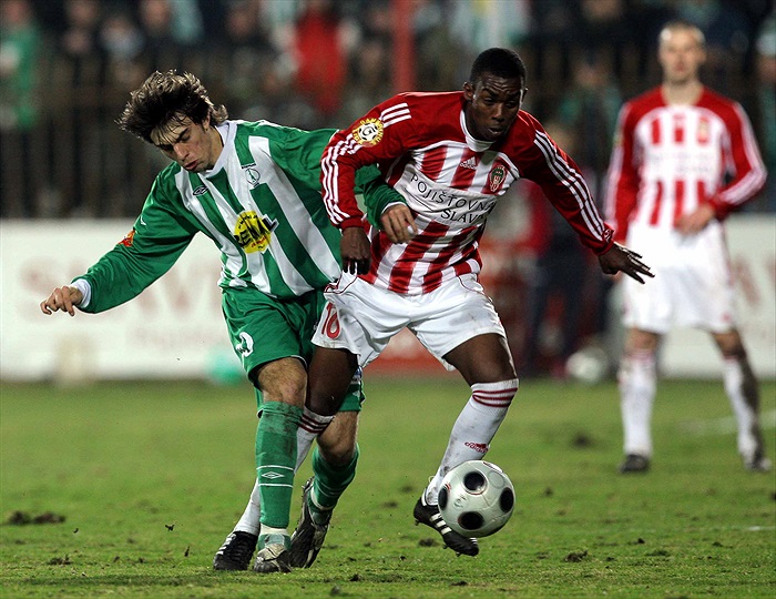 Morávek se pere o míč.