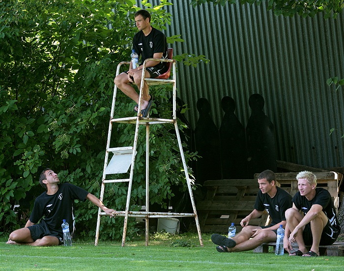 Druá parta dohlíží a první zápas.