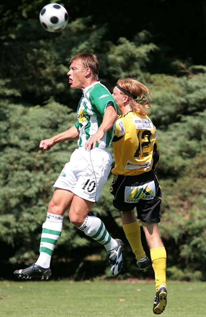 Dalibior Slezák ve hlavičkovém souboji.