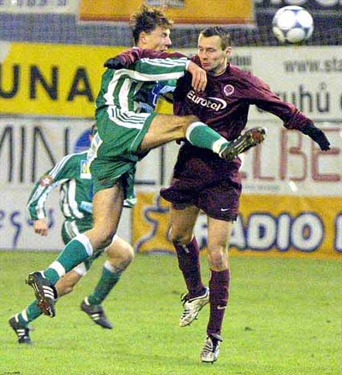 Baláž v hlavičkovém souboji se sparťanem Labantem