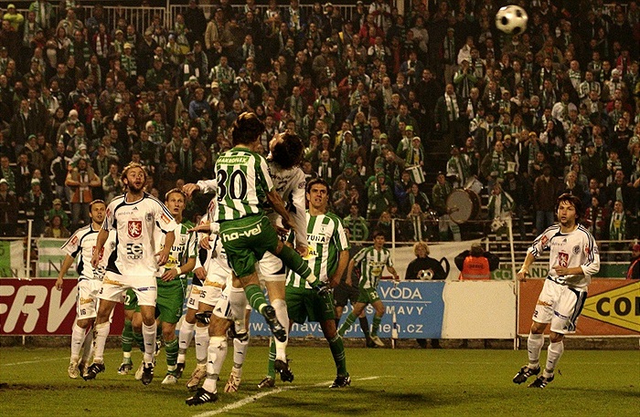 Souboj před zaplněným kotlem Bohemky.