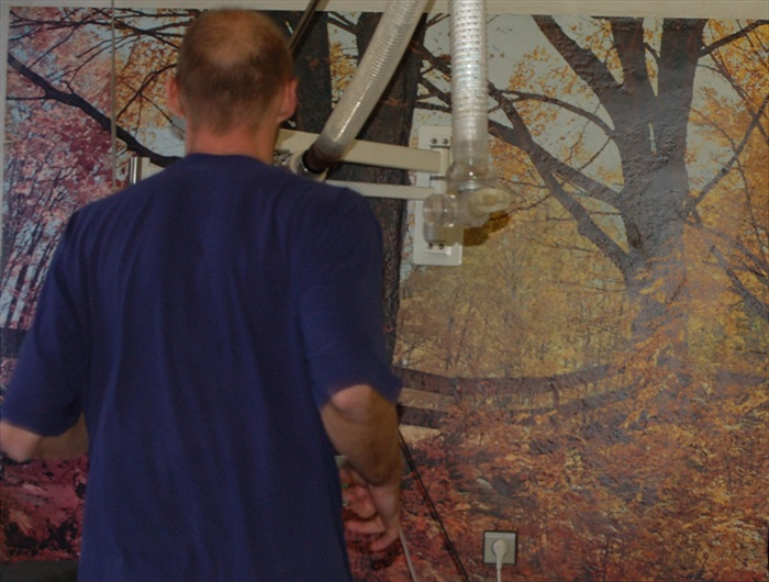 Fotbalisté měli při výběhu příjemný výhled do podzimního lesa.