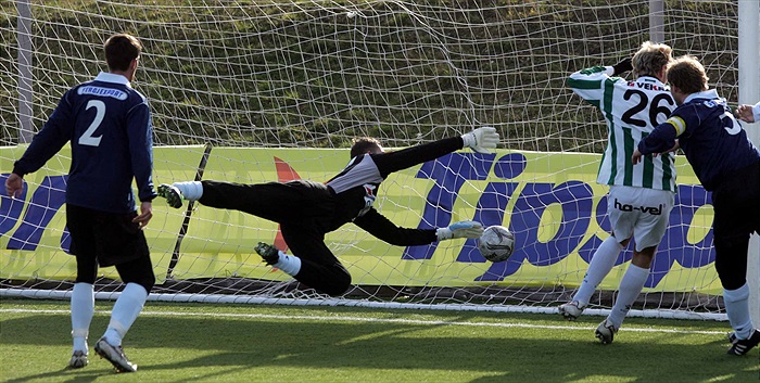 Lukáš Matůš dává hlavou první gól zápasu. (foto: Sváči)