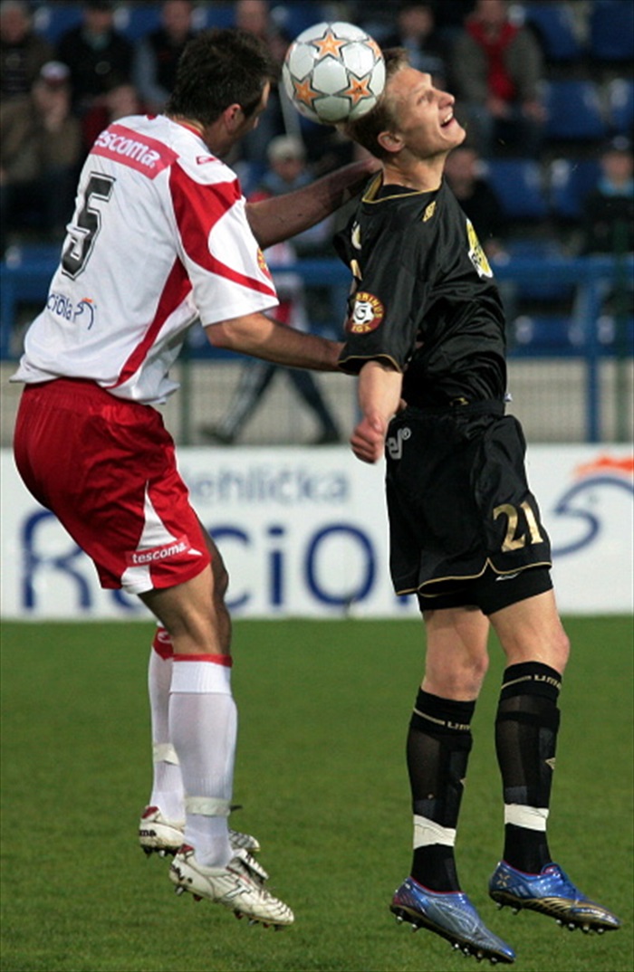 Škoda v hlavičkovém souboji.