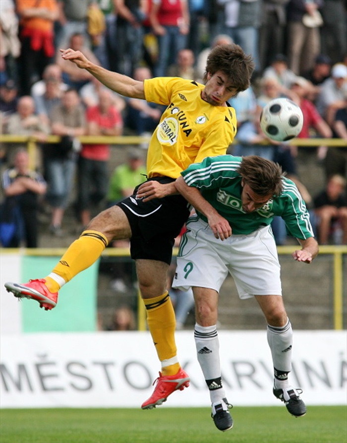 Morávek v hlavičkovém souboji.