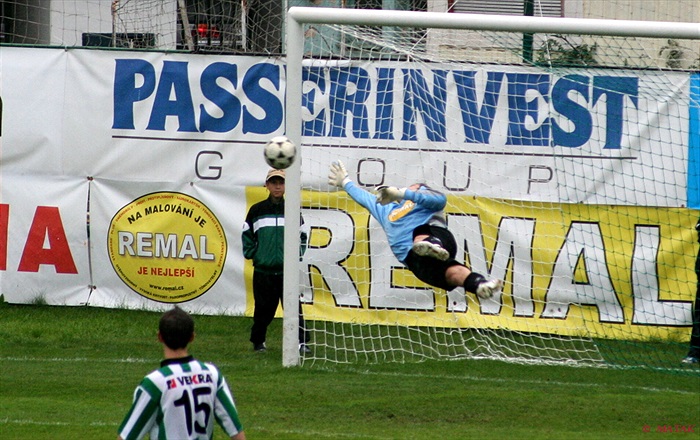 Brankář Sňozík letí marně. Bohemka prohrává 0:1.