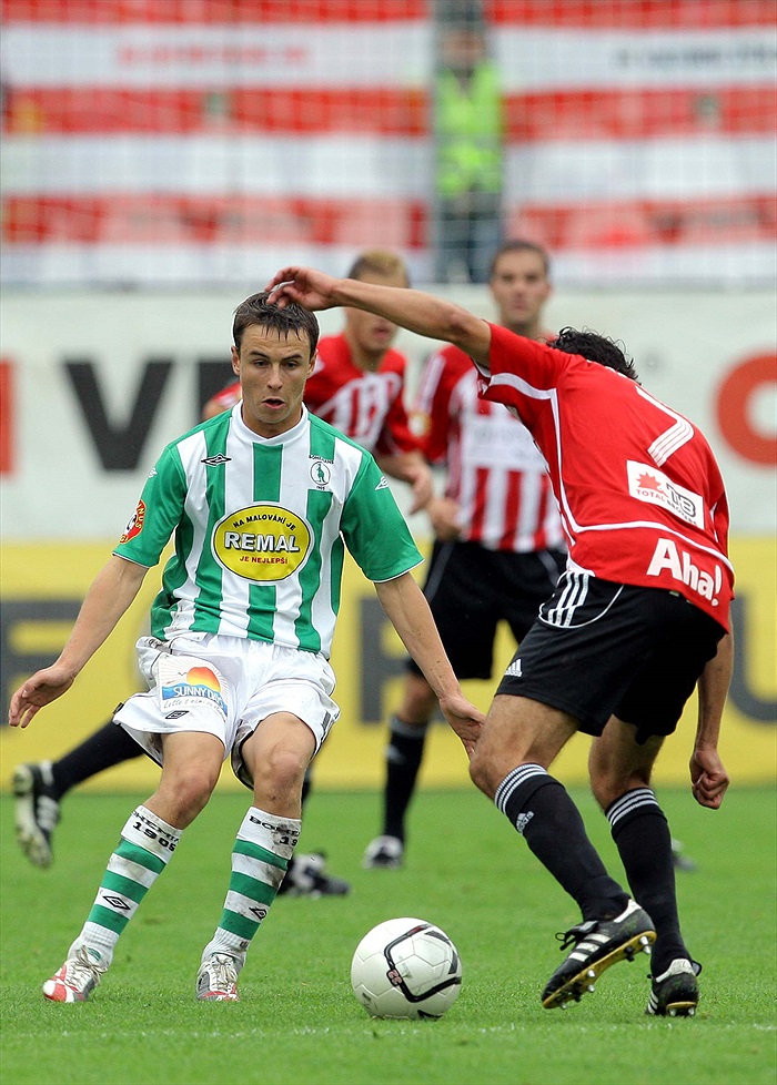 Moravec v obranném postavení.