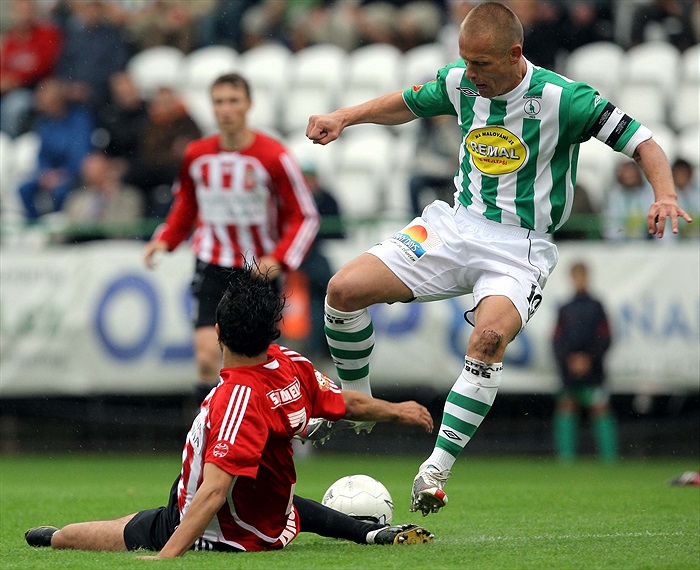 Kapitán Slezák ve středu zálohy.