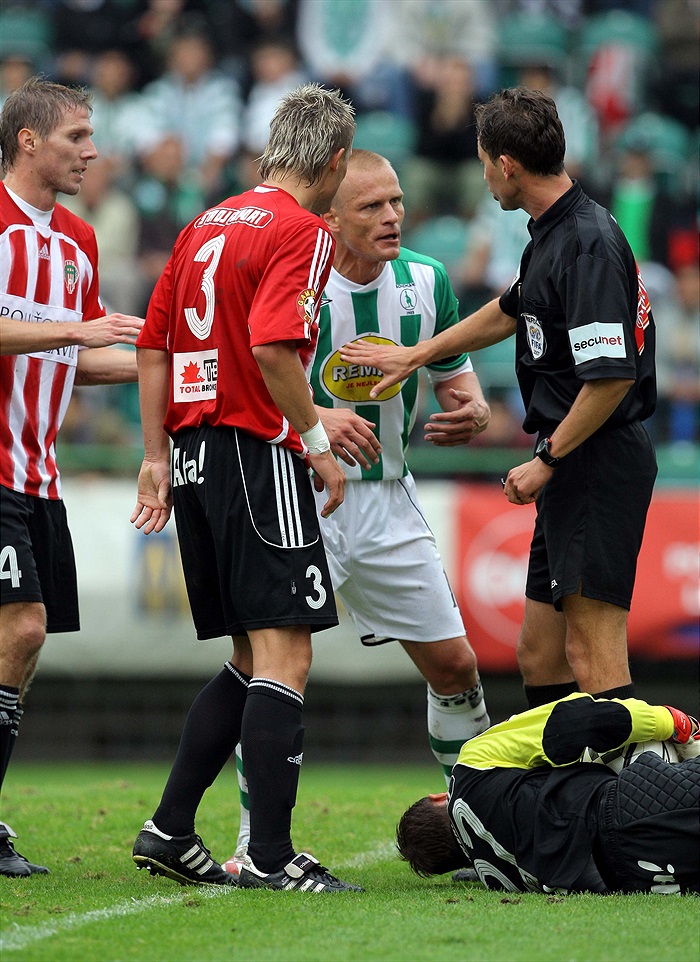 Slezák diskutuje s rozhodčím Matějkem.