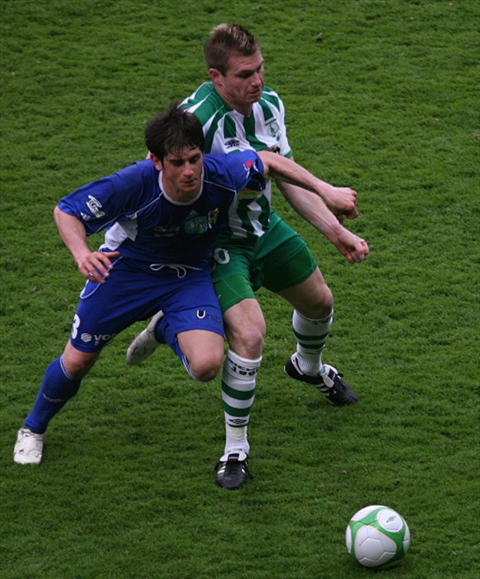 Miloslav Strnad bojuje o míč.