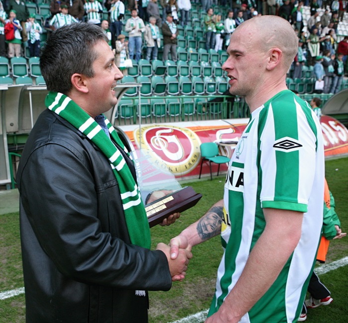 Hráč zápasu - cenu Lukáši Hartigovi předává šéf pražské ČSSD Petr Hulinský.