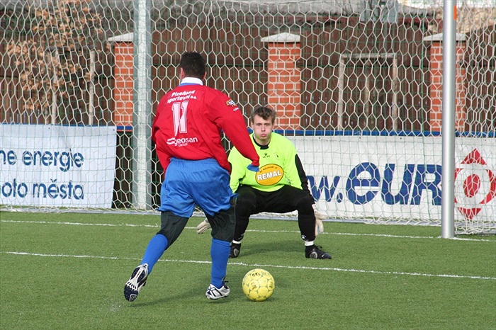 Útočník Plzně Malár postupuje sám na Havránka a chystá přihrávku.