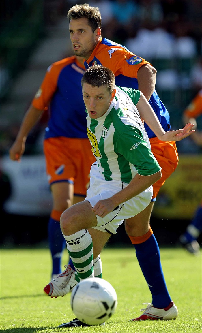 Jiří Rychlík startuje na míč.