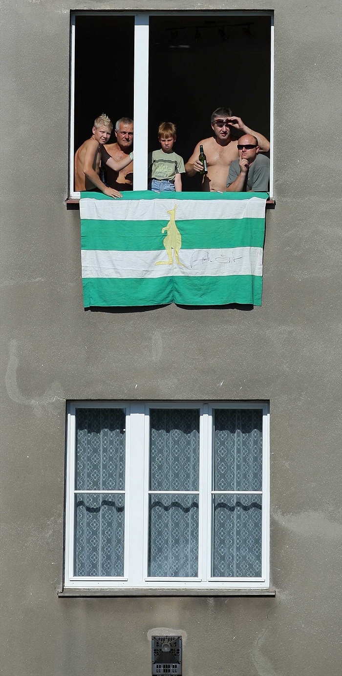 Všichni se na stadion nevešli - rodinná tribuna v okně.