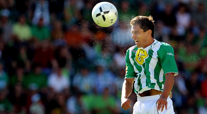 Pavel Lukáš odvrací míč.