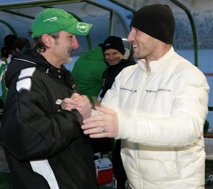 Asistent Medynský se loučí se Zelenkou.