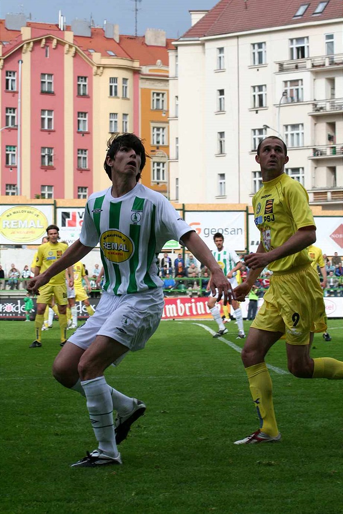 Lukáš Adam vzhlíží k míči.