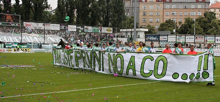 Hráči nastoupili s transparentem Tak jste první no a co...! Vzkaz fanouškům - jste nejlepší.