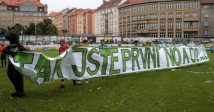Hráči nastoupili s transparentem Tak jste první no a co...! Vzkaz fanouškům - jste nejlepší.
