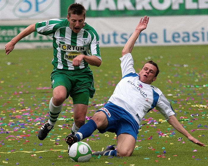 Jiří Rychlík proniká přes soupeře.