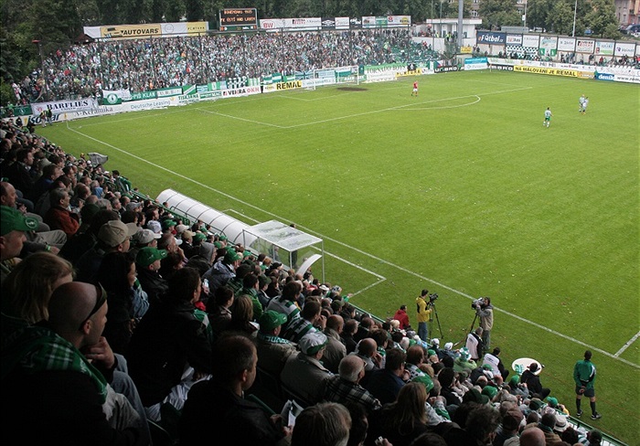 Pohled z hlavní tribuny.