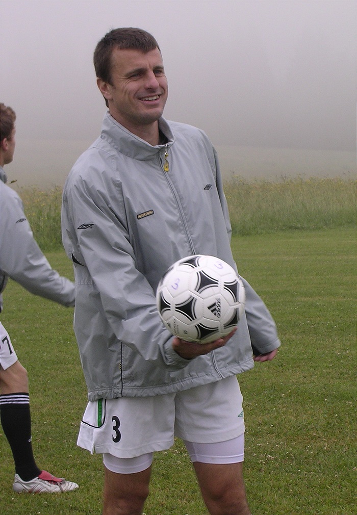 Je mu pětatřicet, přesto ani během tvrdé přípravy neztrácí úsměv - Tomáš Freisler.