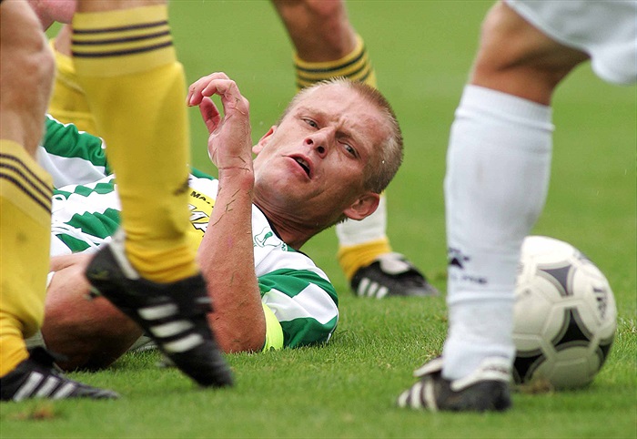 Dalibor Slezák ve změti nohou.