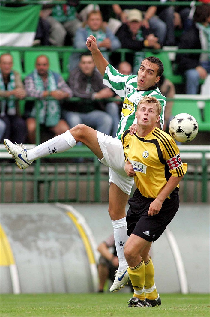 Michal Dian v souboji uprostřed hřiště.