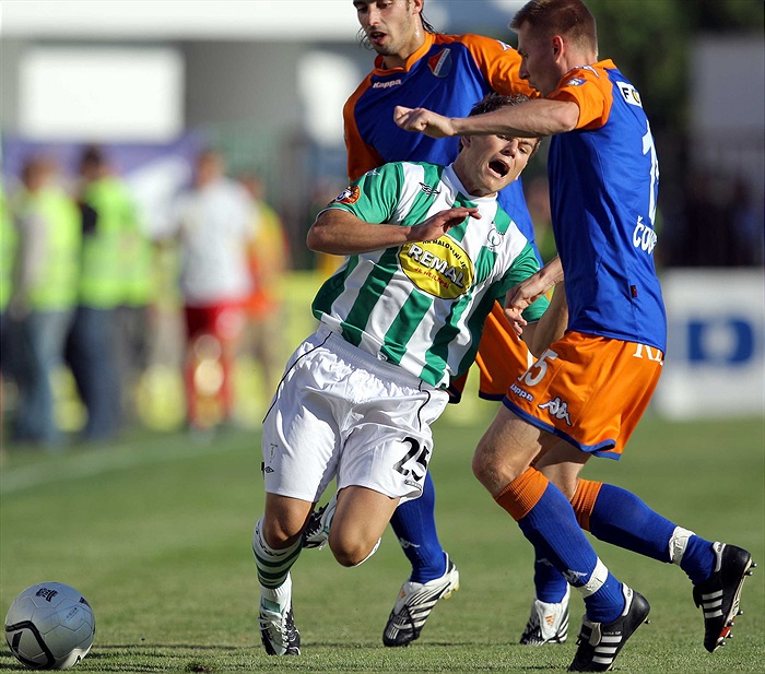 Martin Kotyza míří k zemi.