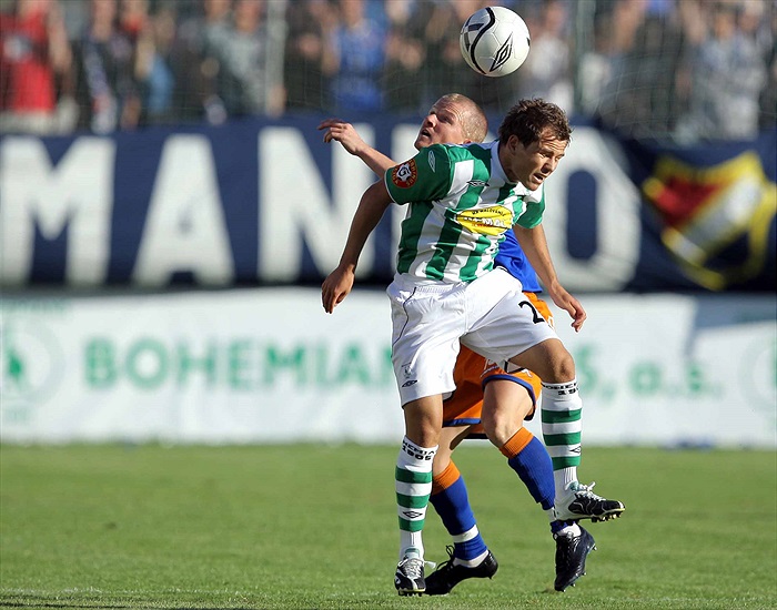 Martin kotyza v hlavičkovém souboji.