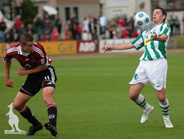 Hrdlička si zpracovává míč.