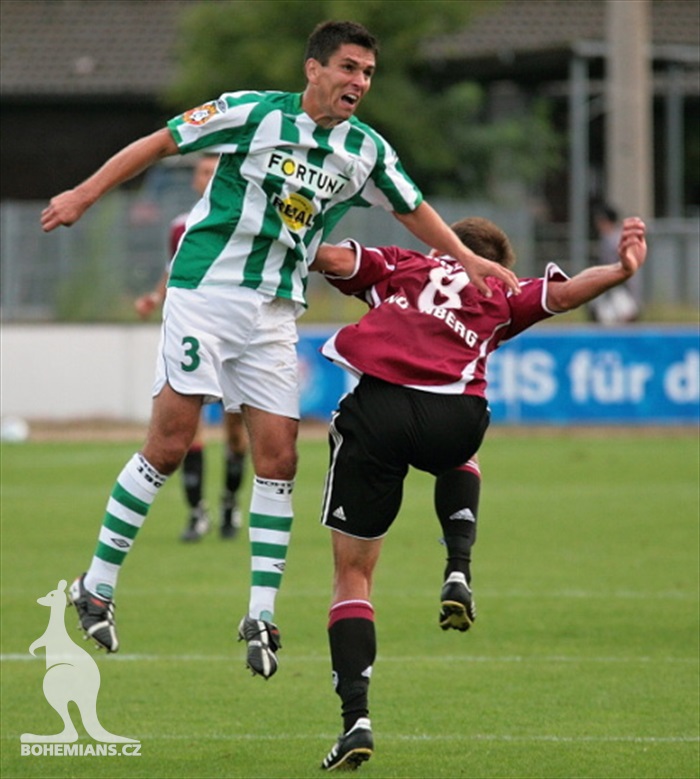 Lukáš ve výskoku.