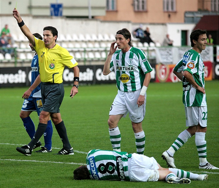 Hašek na zemi po odvážném průniku. Z přímáku dáme gól.