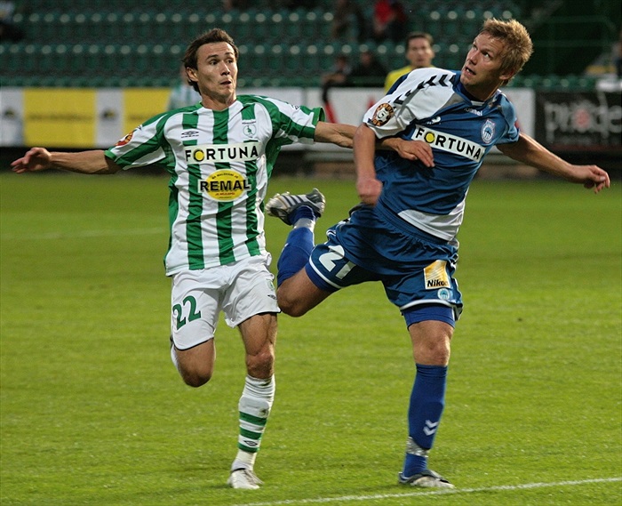 Aziz se snaží dostat k míči.