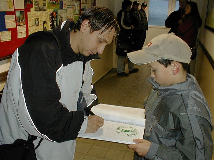 Prošek se podepisuje malému fanouškovi