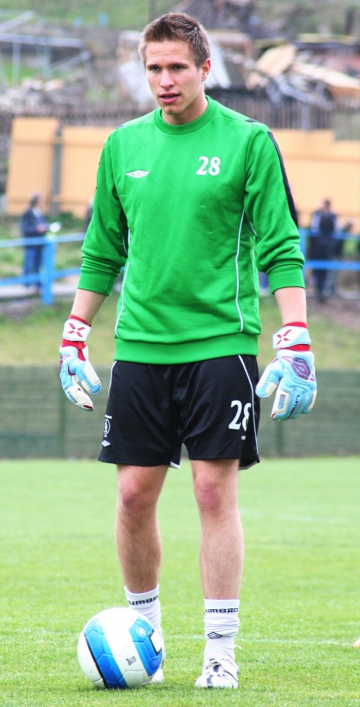 Náhradní brankář Hrábek se rozcvičuje.