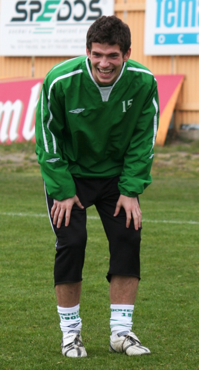 David Bartek bere fotbal s úsměvem.