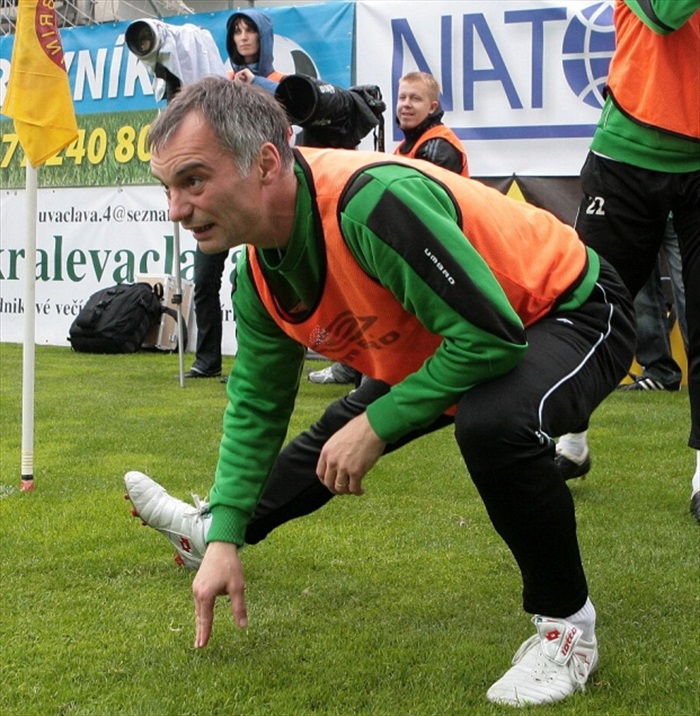 Rozcvičující se Ivan Trojan.