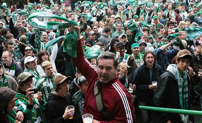 Fanoušci na náměstíčku.