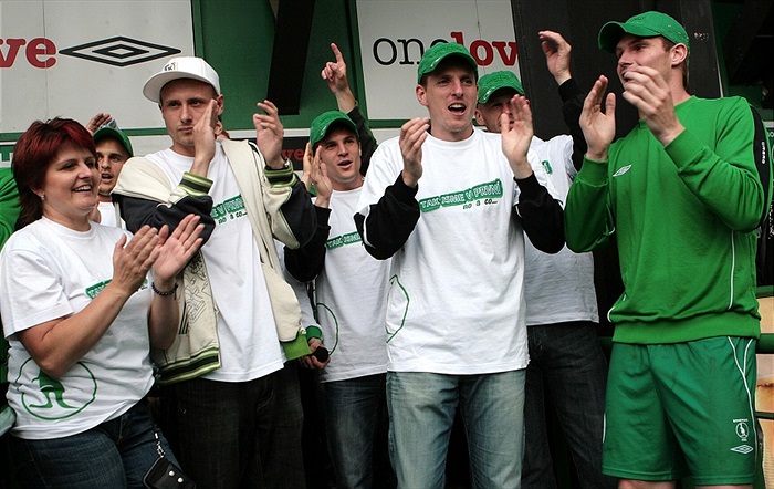 Hráči s fanoušky na náměstíčku.