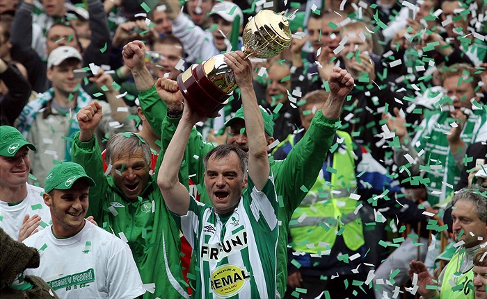 Ivan Trojan s pohárem.