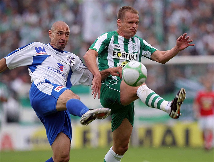 Dalibor Slezák v souboji o míč.