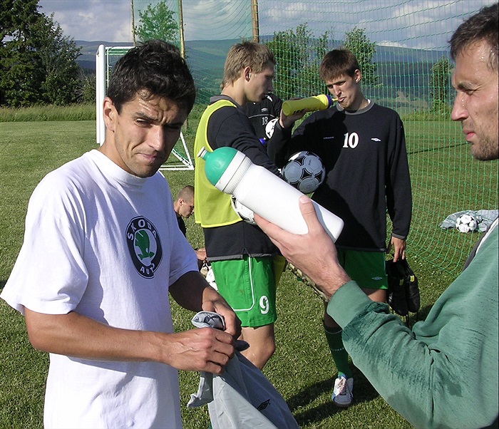 Štěpán Kolář míří na Pavla Lukáše.