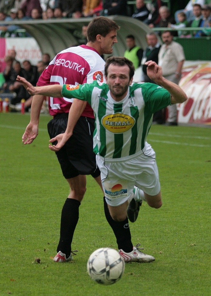 Dravý Kunášek se kácí k zemi.