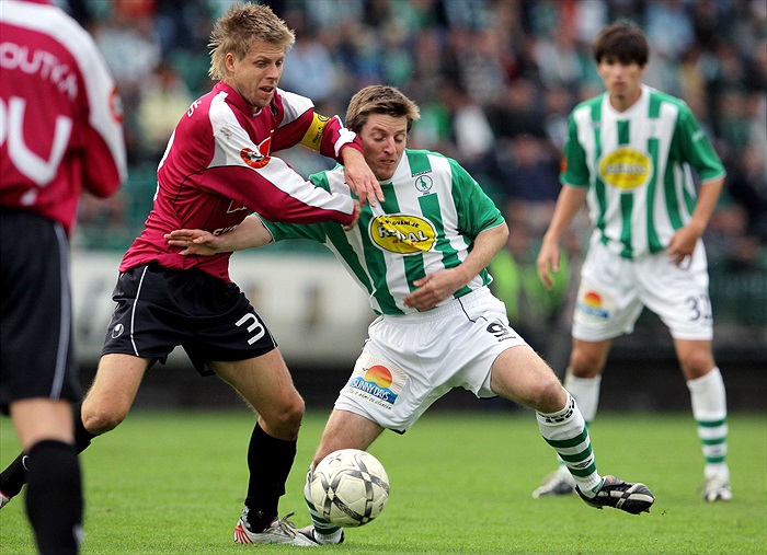 Rychlík a Horejš bojují o míč.